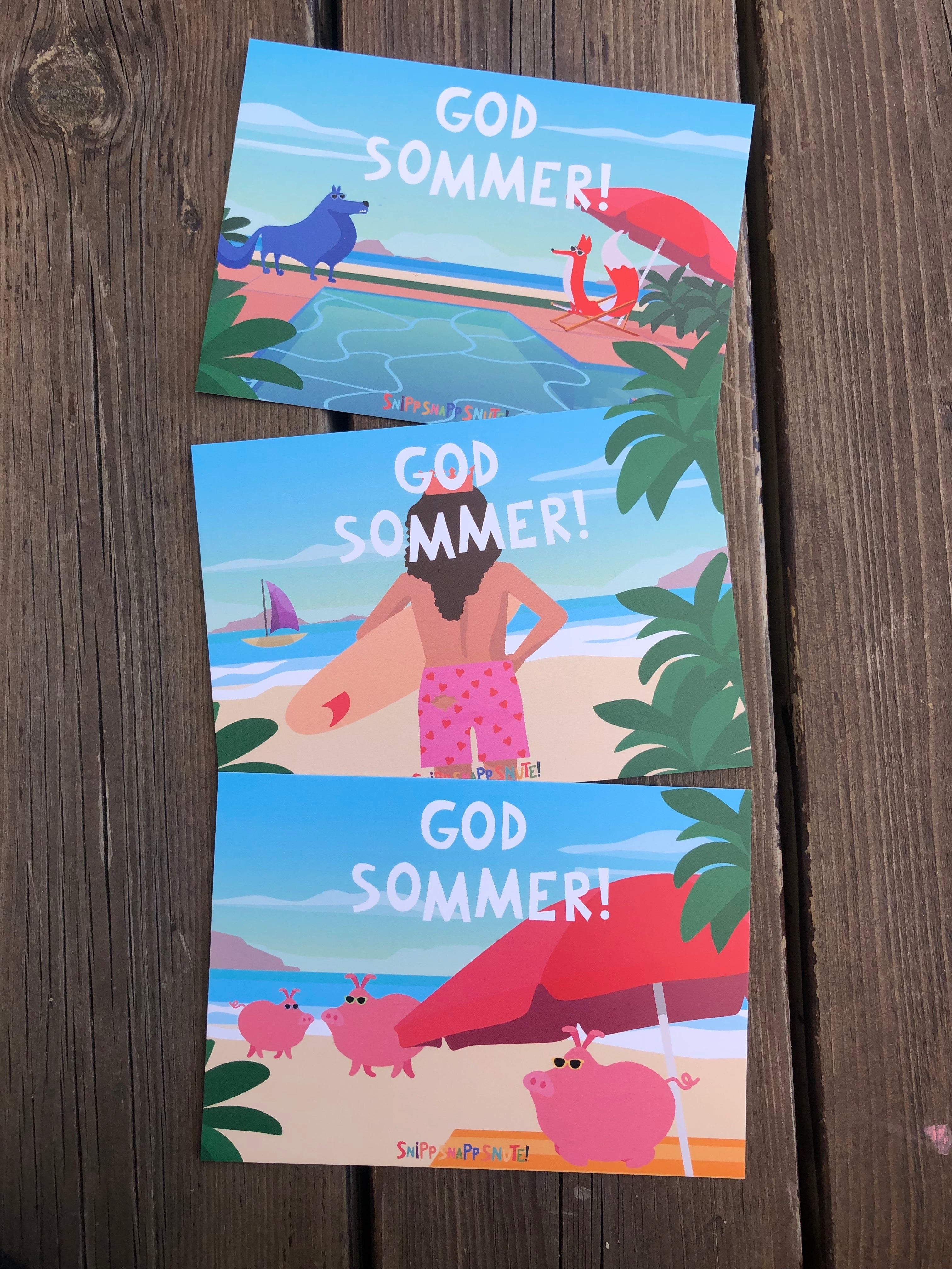 Tre av postkortene: Ulven og reven ved bassengkanten, keiseren som skal ut og surfe og de tre små griser på stranda.